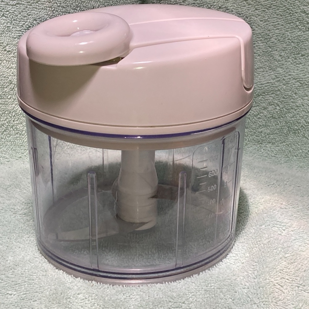 PAMPERED CHEF MANUAL FOOD PROCESSOR, INCLUDES HANDLE, LID & BOWL -PRE OWNED